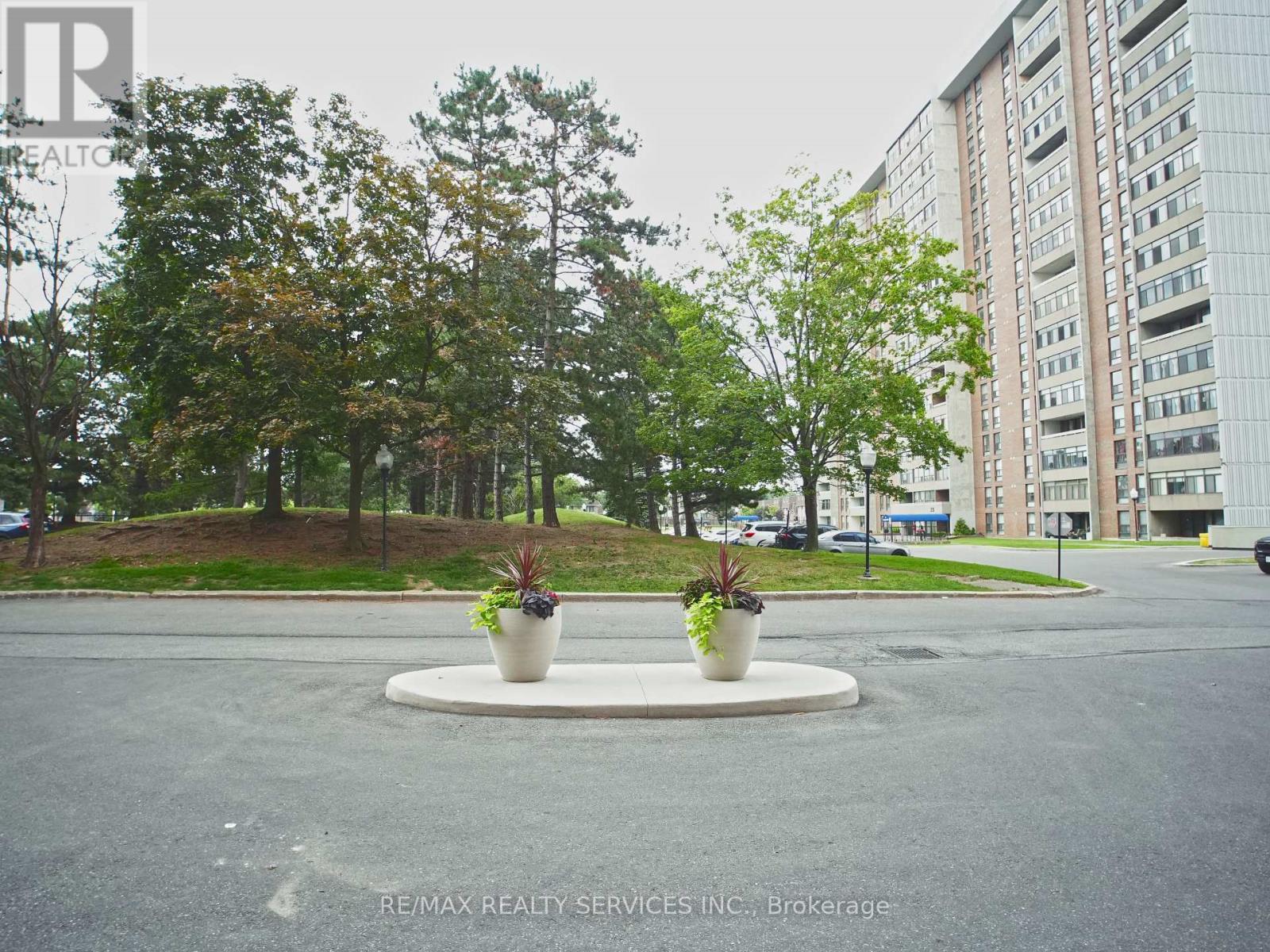 #1901 15 KENSINGTON ROAD E - 45