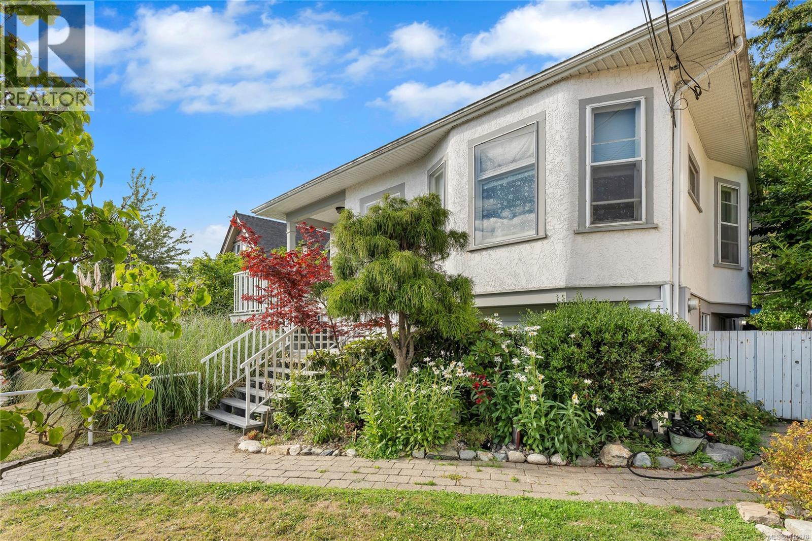 384 Burnside Rd E, Victoria
