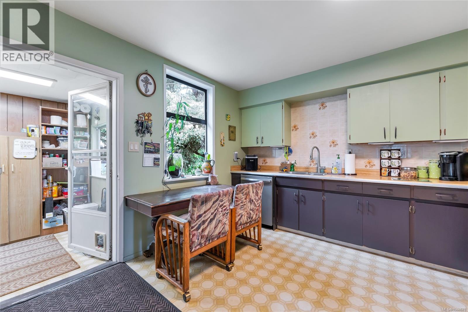 384 Burnside Rd E, Victoria
