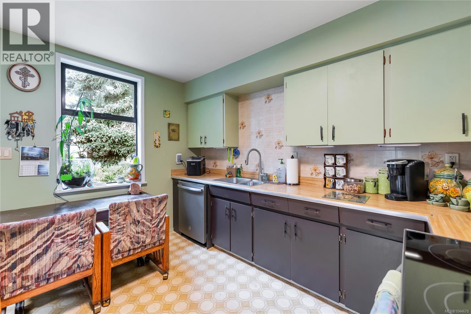 384 Burnside Rd E, Victoria