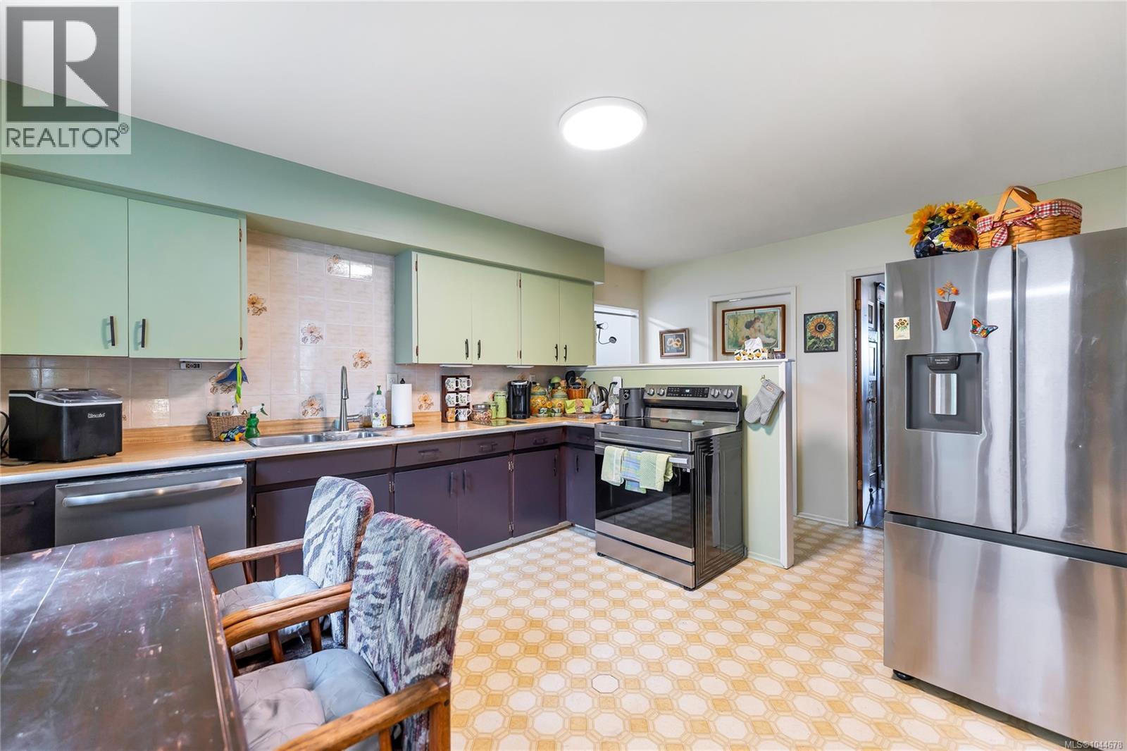 384 Burnside Rd E, Victoria