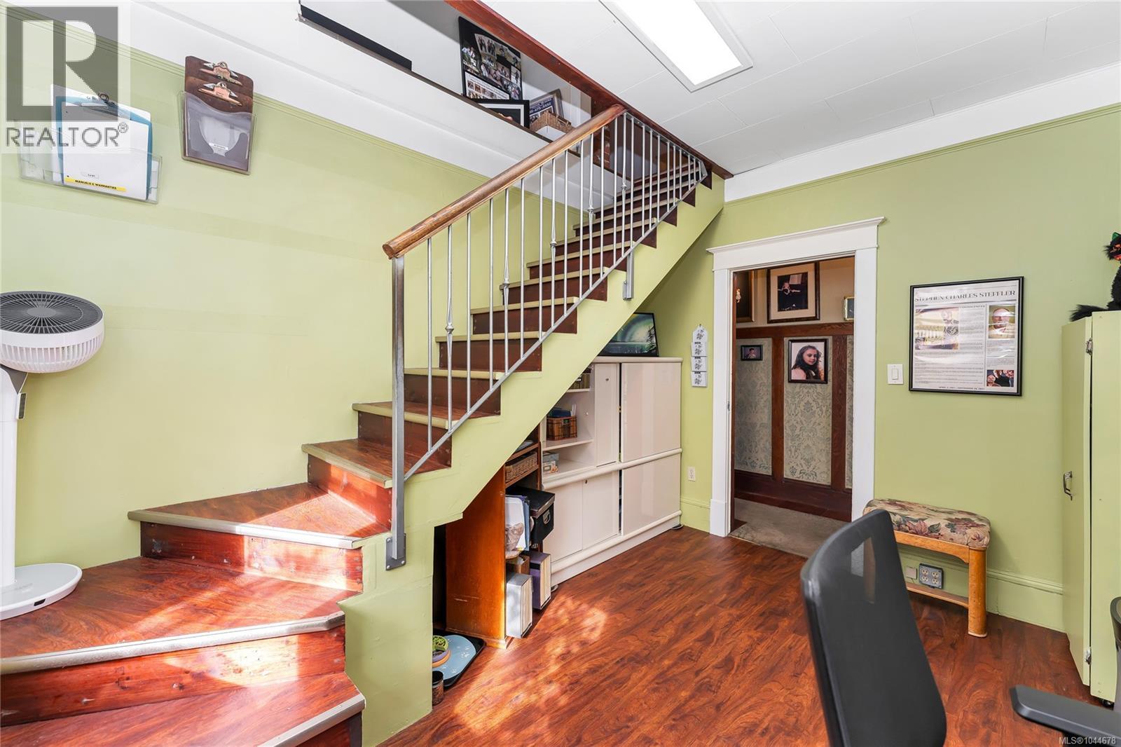 384 Burnside Rd E, Victoria