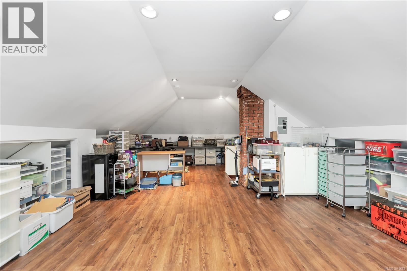 384 Burnside Rd E, Victoria
