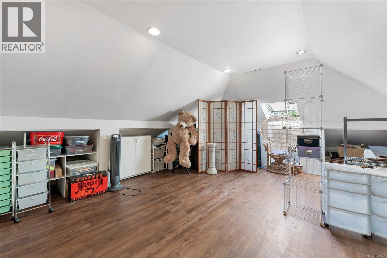 384 Burnside Rd E, Victoria