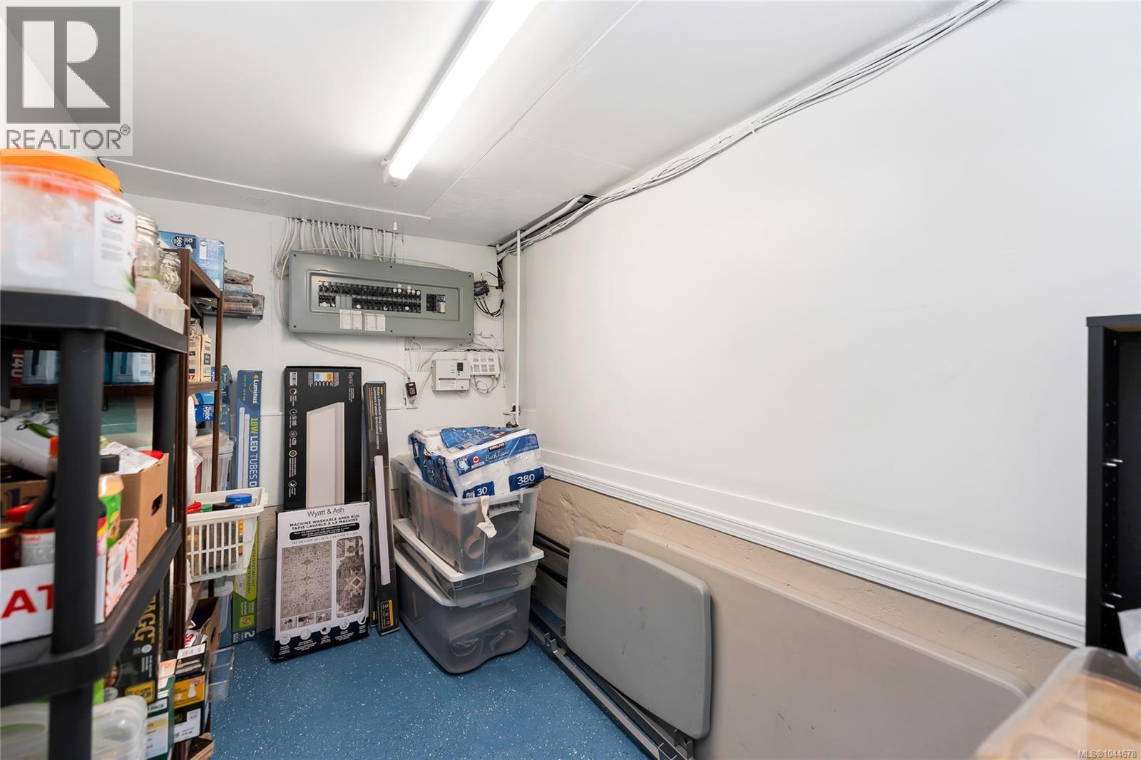 384 Burnside Rd E, Victoria