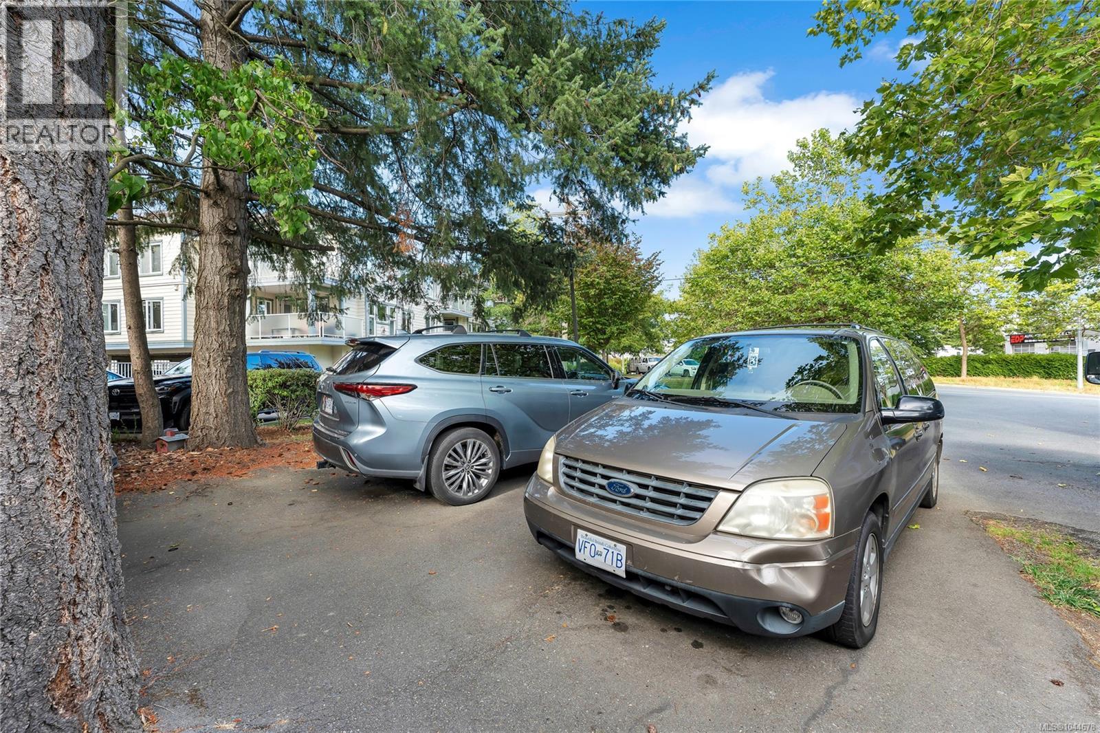 384 Burnside Rd E, Victoria