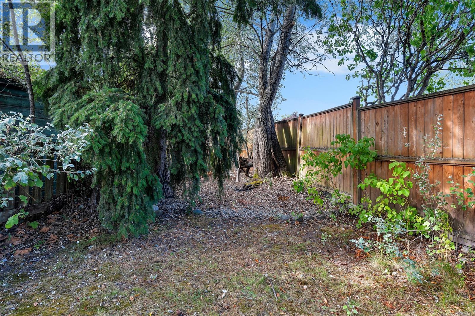 384 Burnside Rd E, Victoria