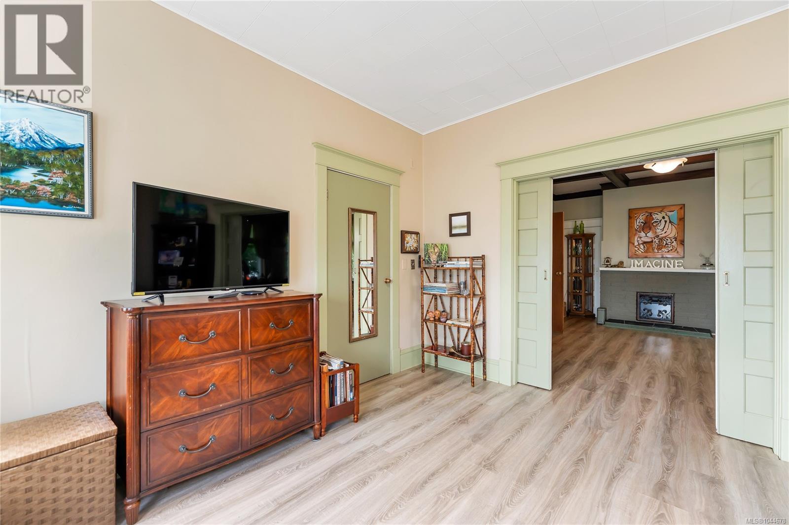 384 Burnside Rd E - 5