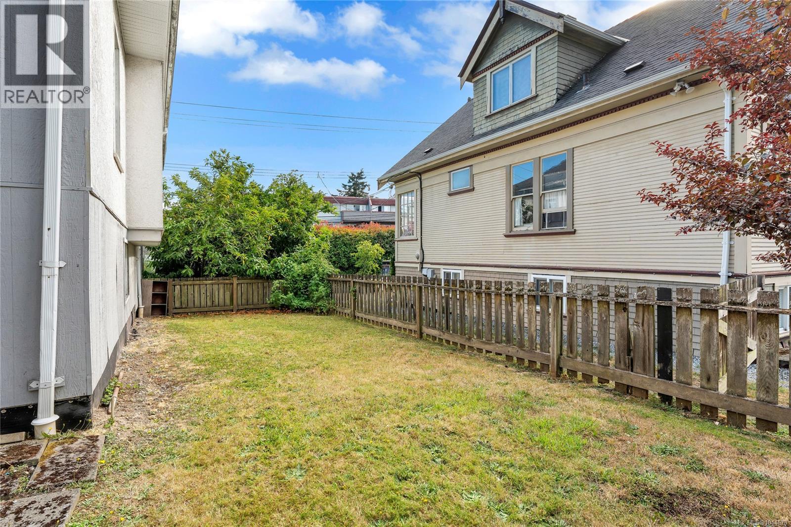 384 Burnside Rd E, Victoria