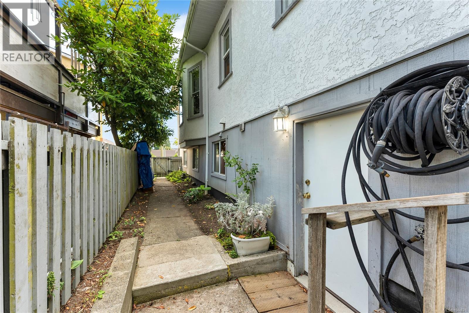384 Burnside Rd E, Victoria