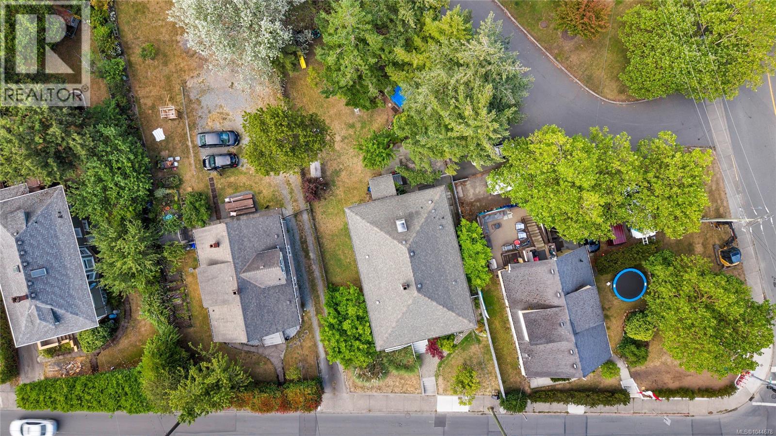 384 Burnside Rd E, Victoria