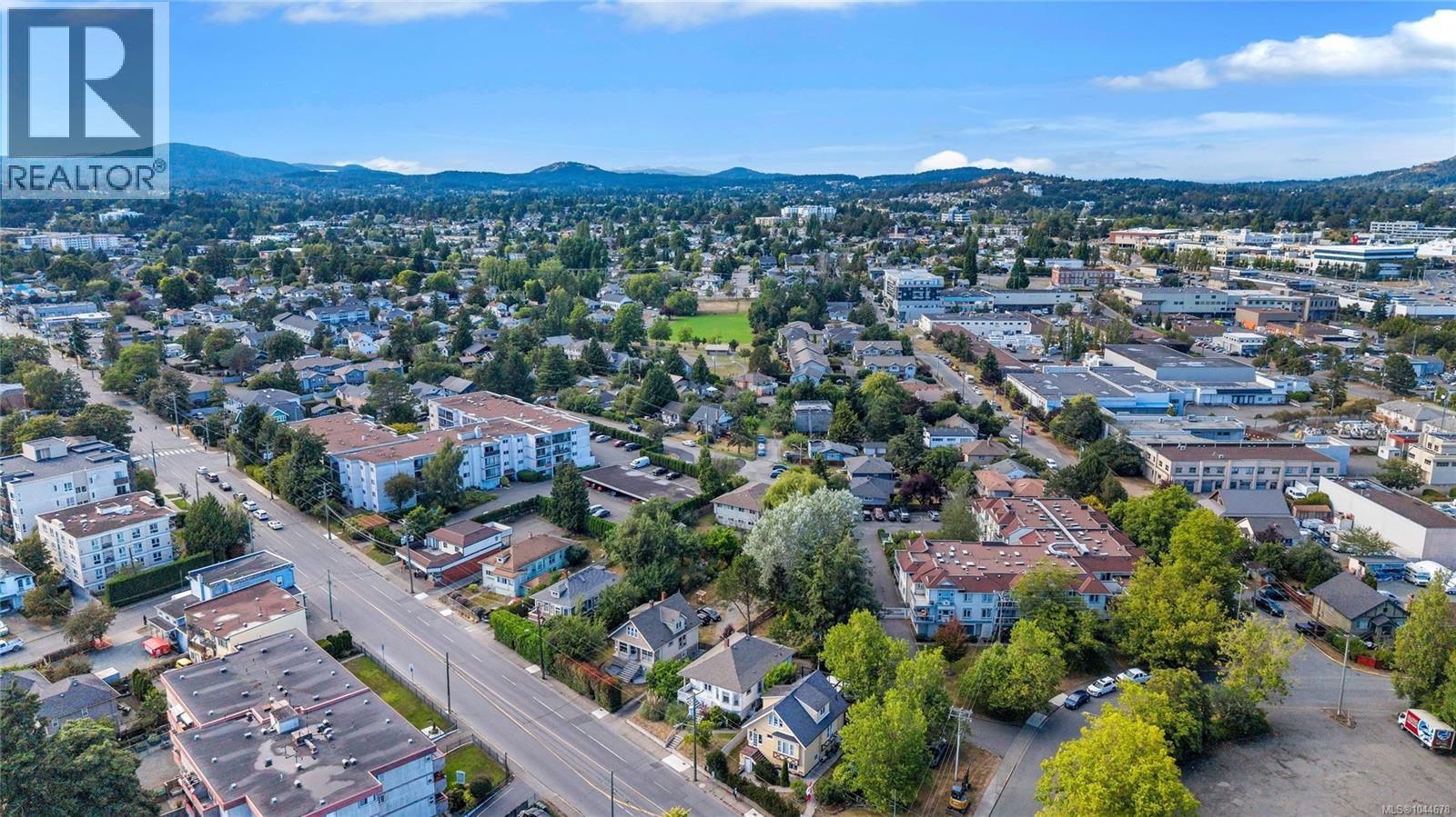 384 Burnside Rd E, Victoria