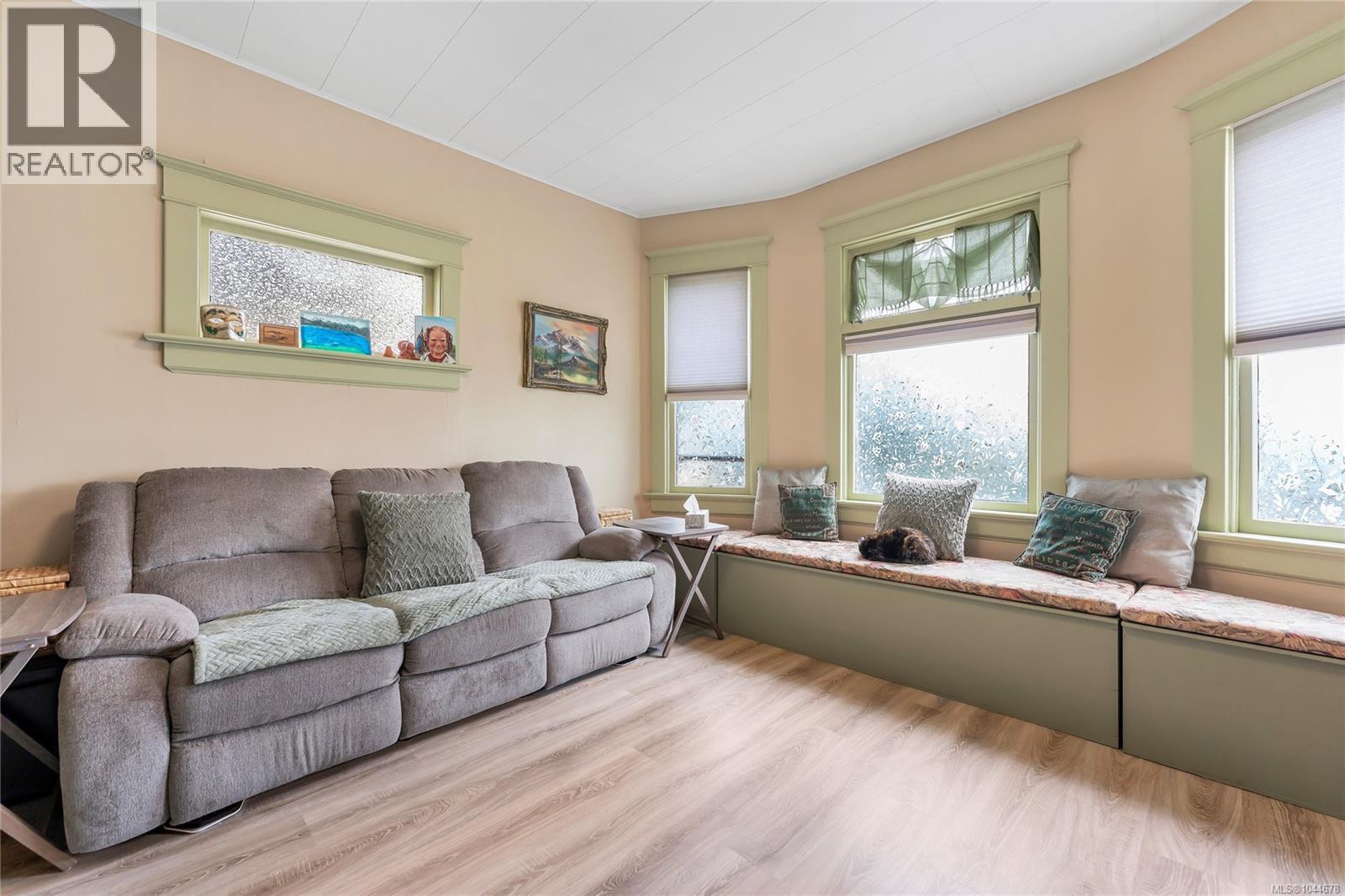 384 Burnside Rd E - 6