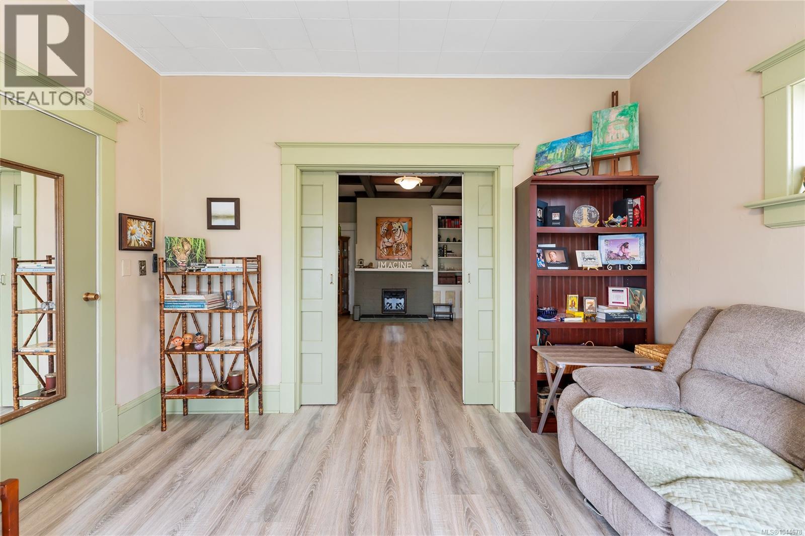 384 Burnside Rd E, Victoria