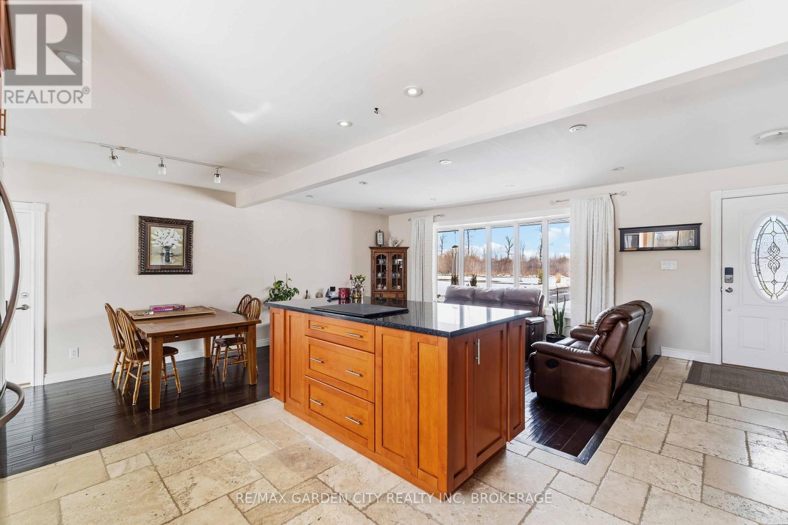 147 CAIRNS CRESCENT - 21