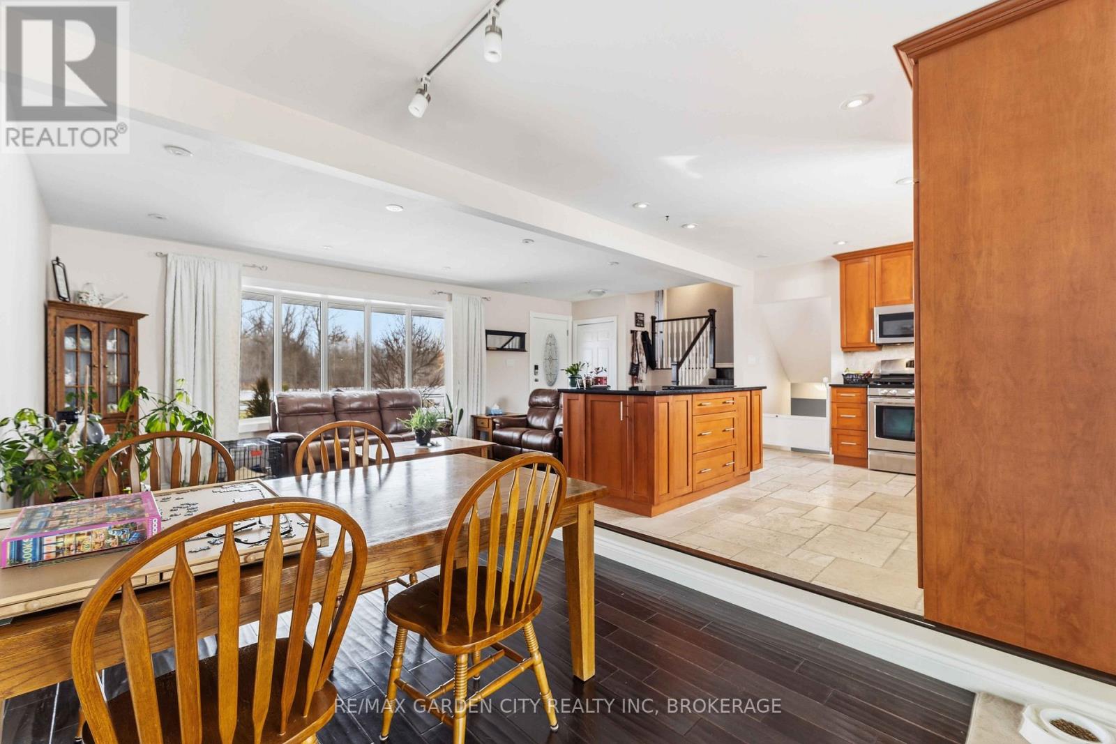 147 CAIRNS CRESCENT - 16