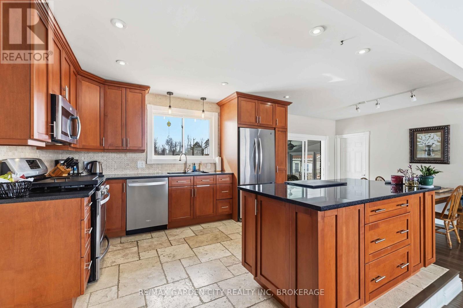 147 CAIRNS CRESCENT - 20