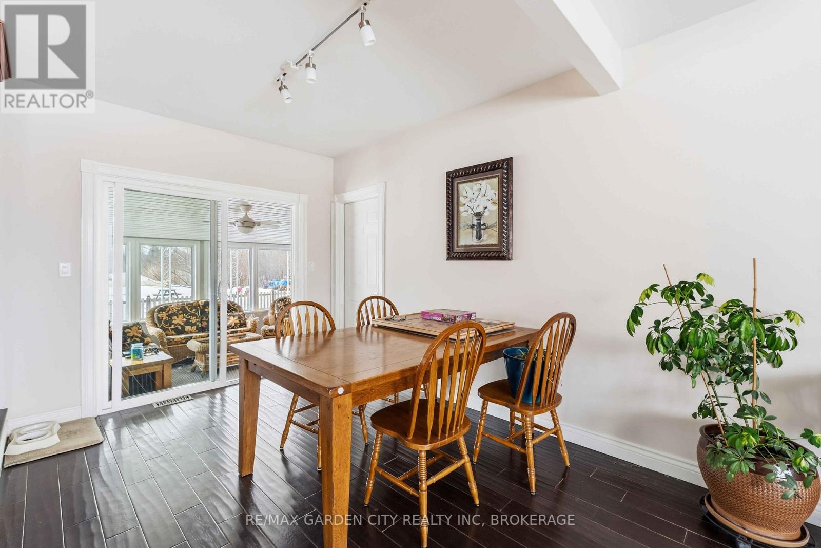 147 CAIRNS CRESCENT - 15