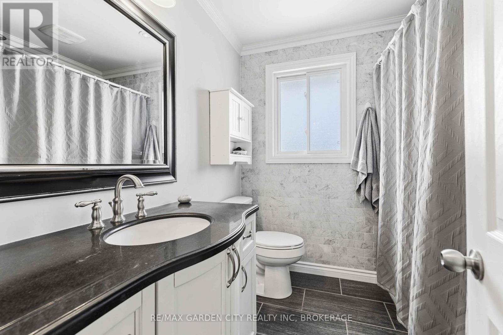 147 CAIRNS CRESCENT - 29