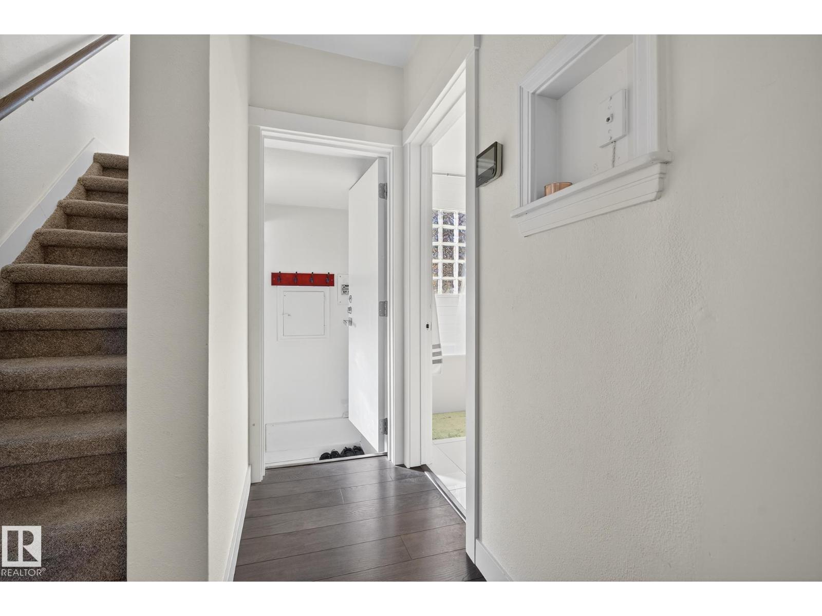 10915 67 AV NW - 16