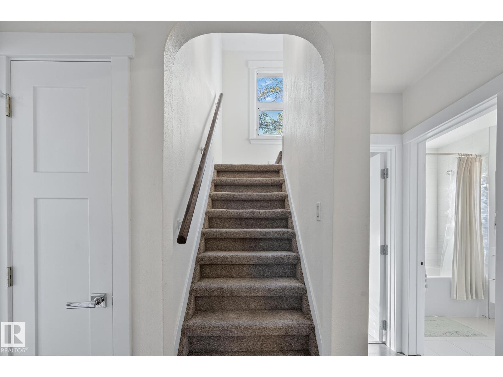 10915 67 AV NW - 17