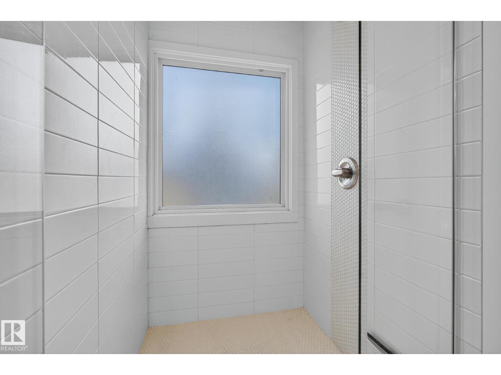 10915 67 AV NW - 22