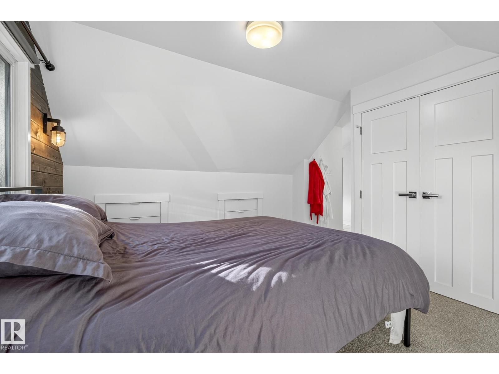 10915 67 AV NW - 24
