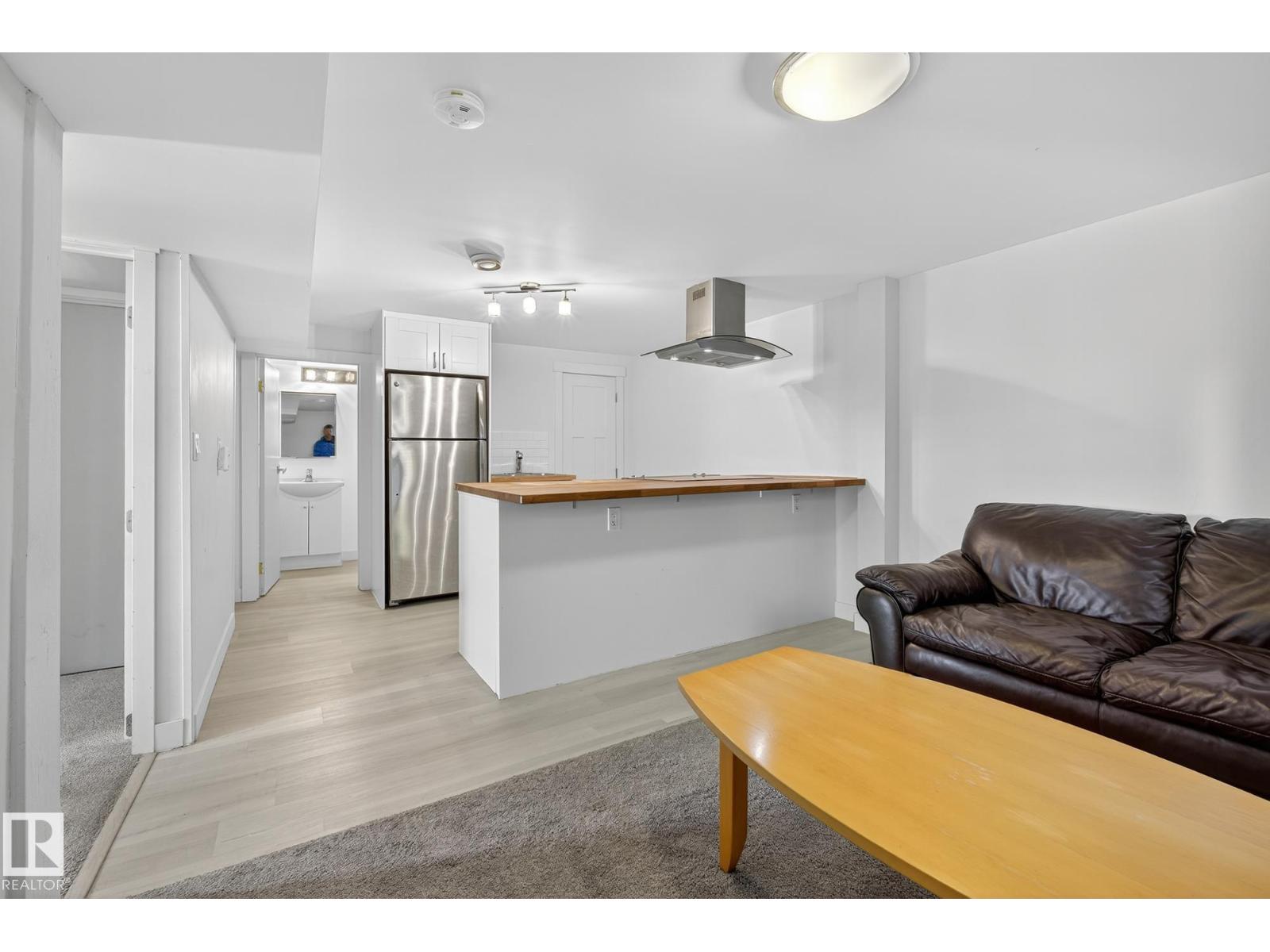 10915 67 AV NW - 27