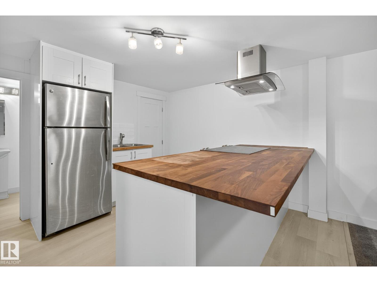 10915 67 AV NW - 28
