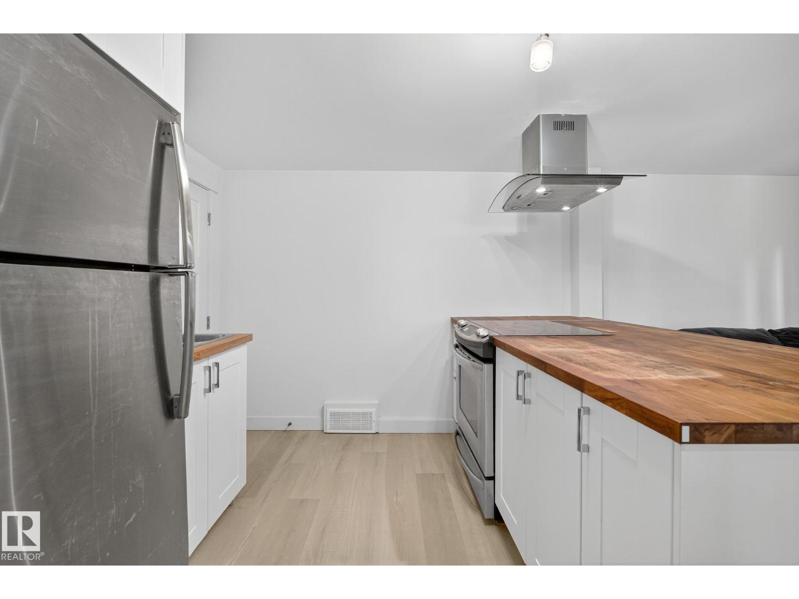 10915 67 AV NW - 29