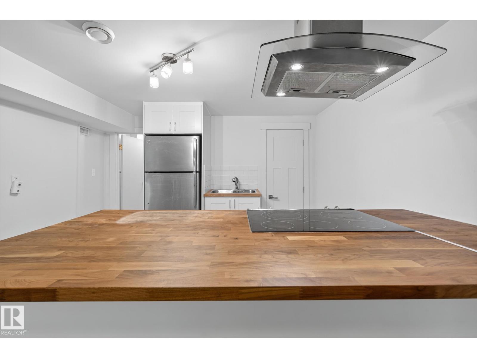 10915 67 AV NW - 30