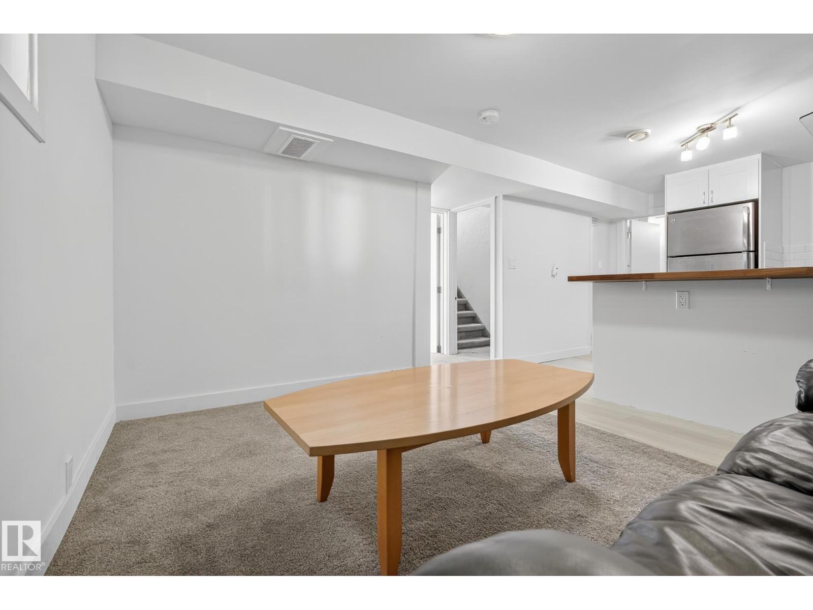 10915 67 AV NW - 32