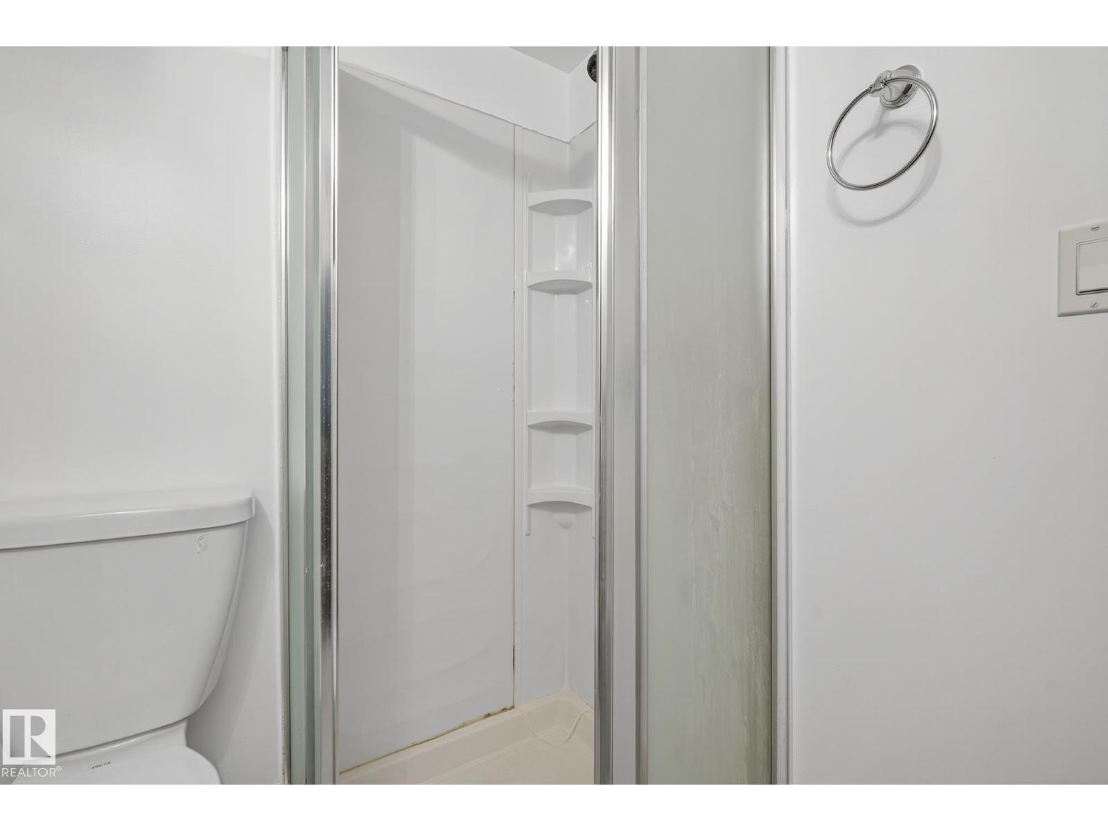 10915 67 AV NW - 34