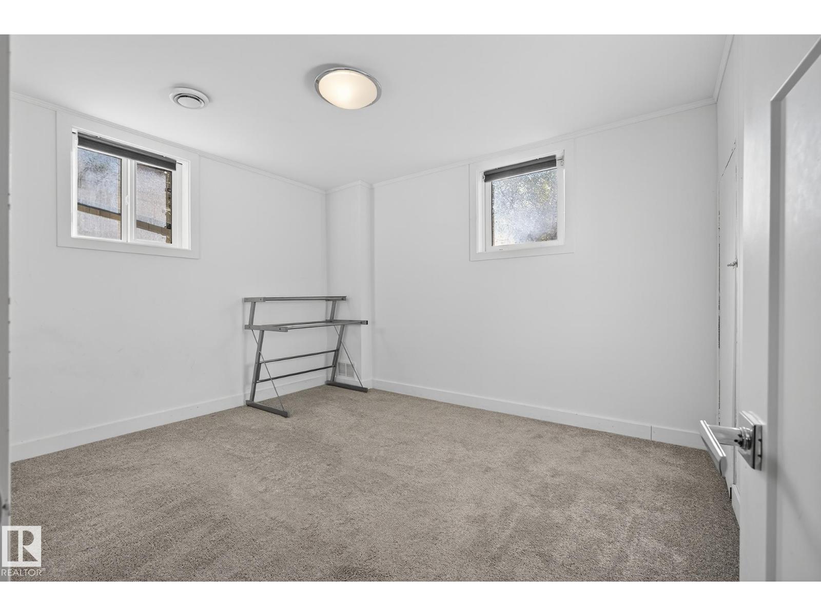 10915 67 AV NW - 35