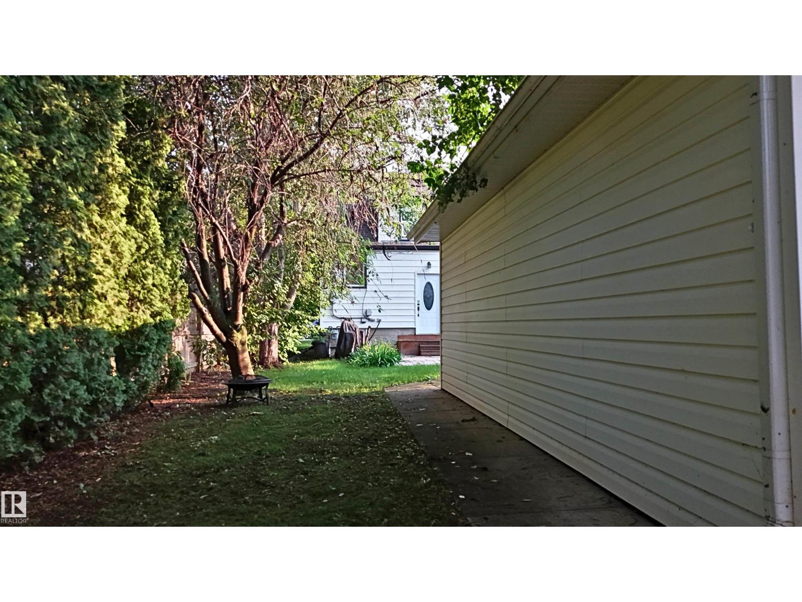 10915 67 AV NW - 41