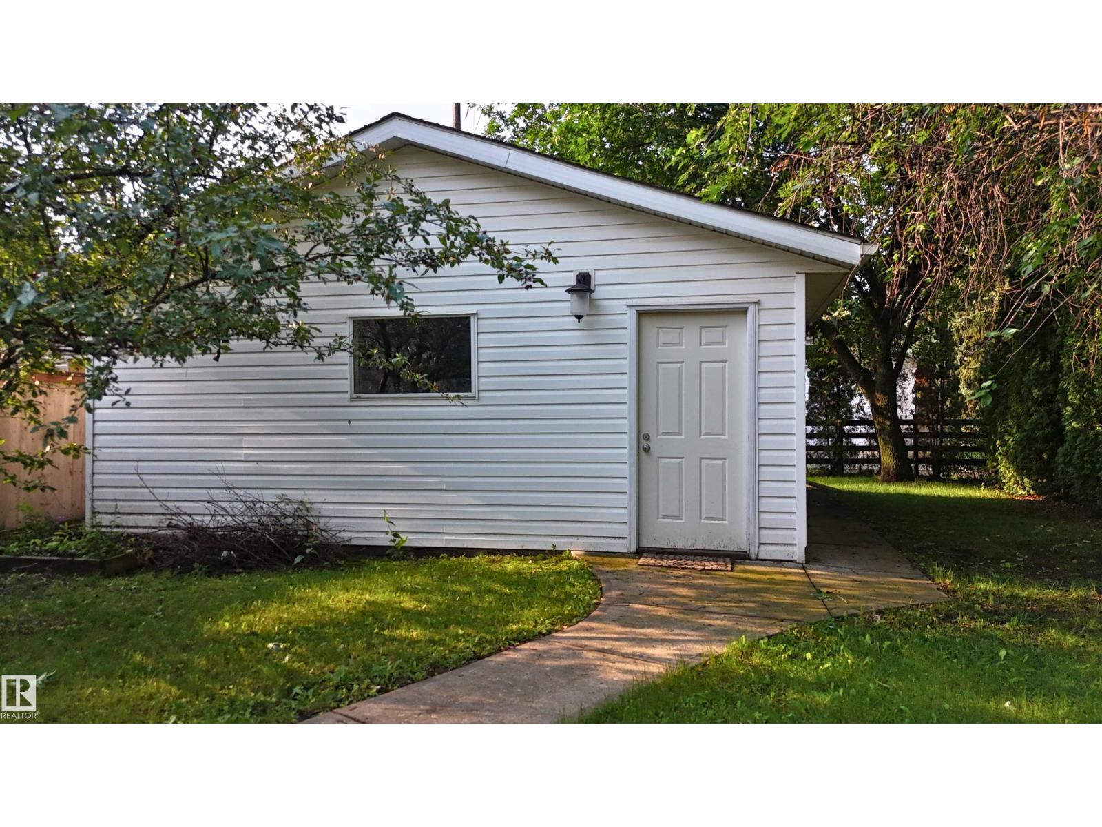 10915 67 AV NW - 42