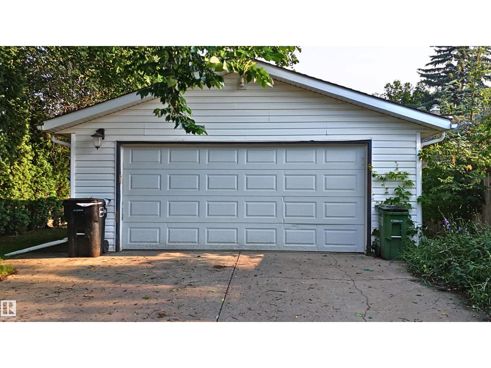 10915 67 AV NW - 43