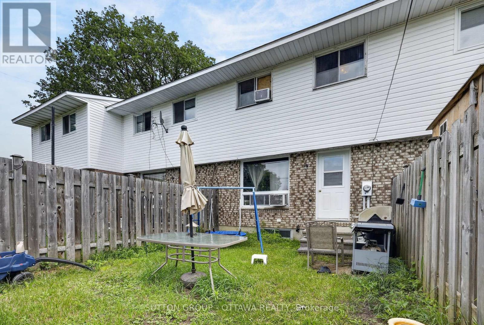24 CARRAWAY CRESCENT - 32