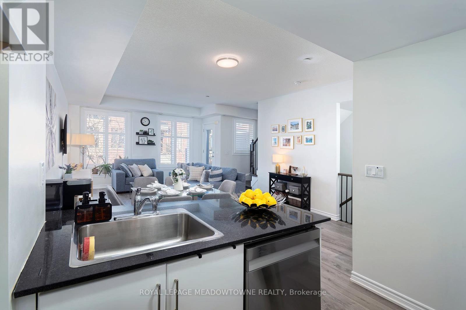 #19 10 CARNATION AVENUE - 9