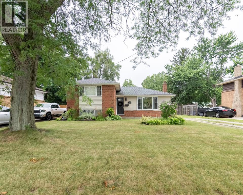 Detached at 1049 INDIAN ROAD North, Sarnia, ON