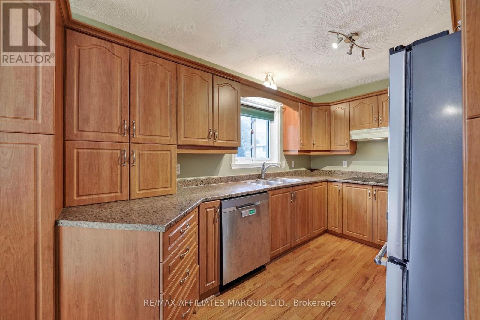 185 DOMINION STREET N - Image 12
