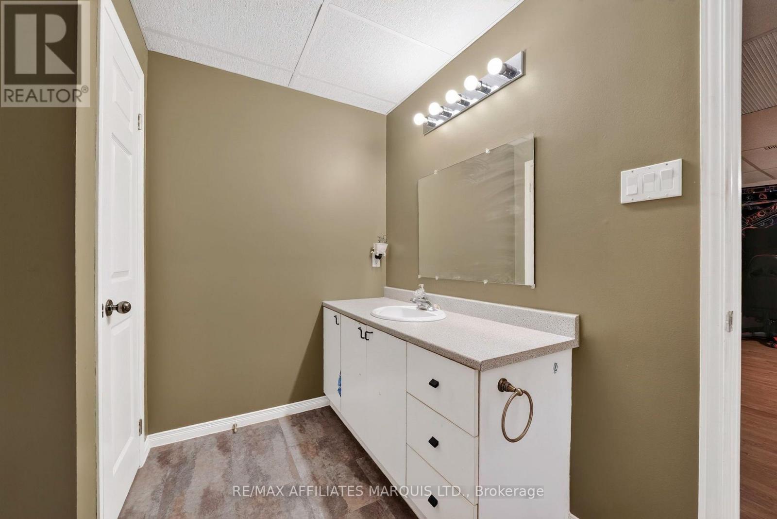 185 DOMINION STREET N - Image 28