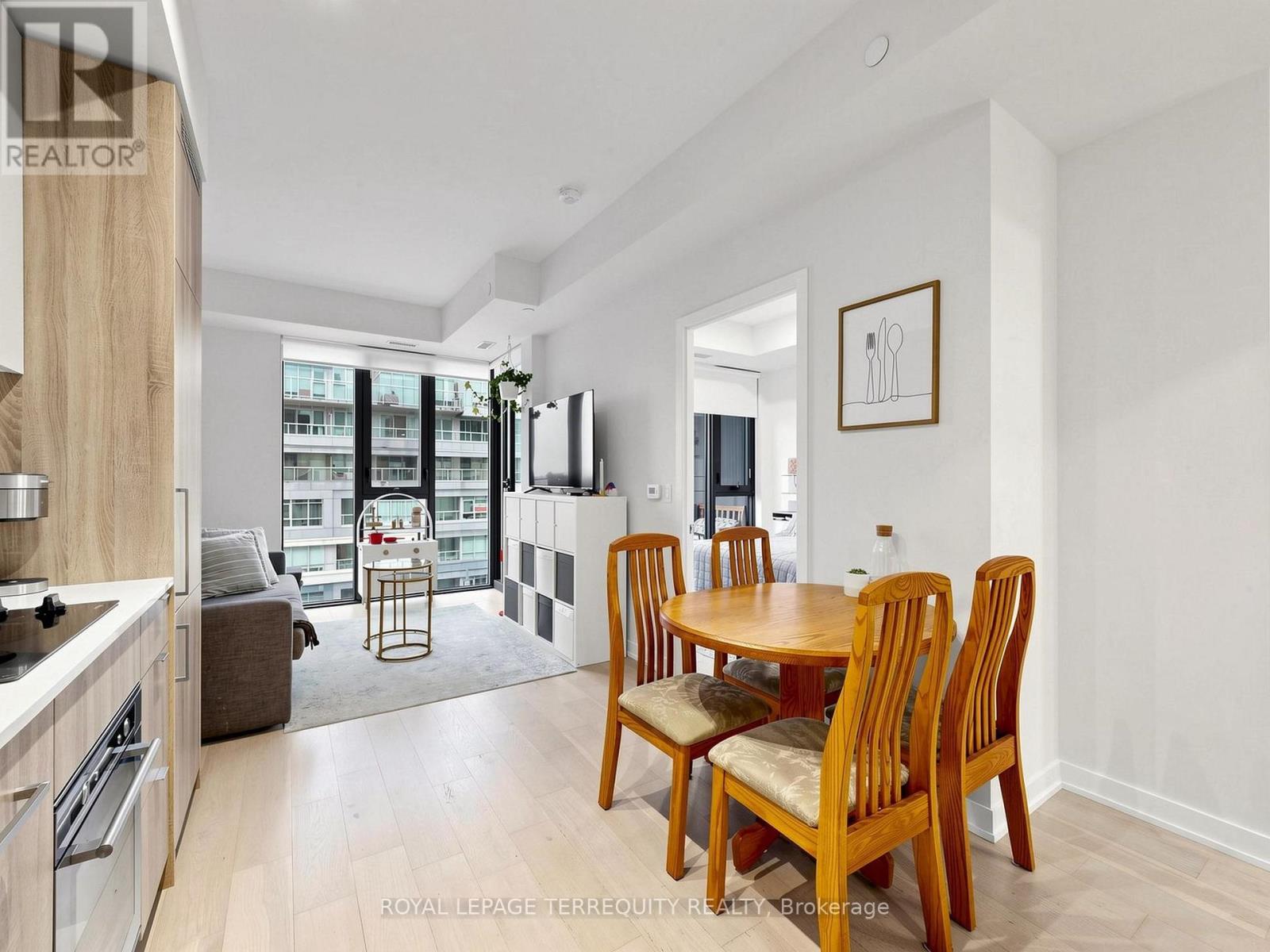 #612 840 ST CLAIR AVENUE W - 2