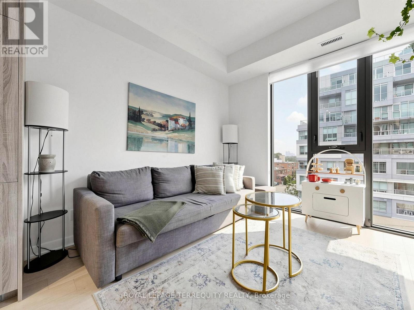 #612 840 ST CLAIR AVENUE W - 4