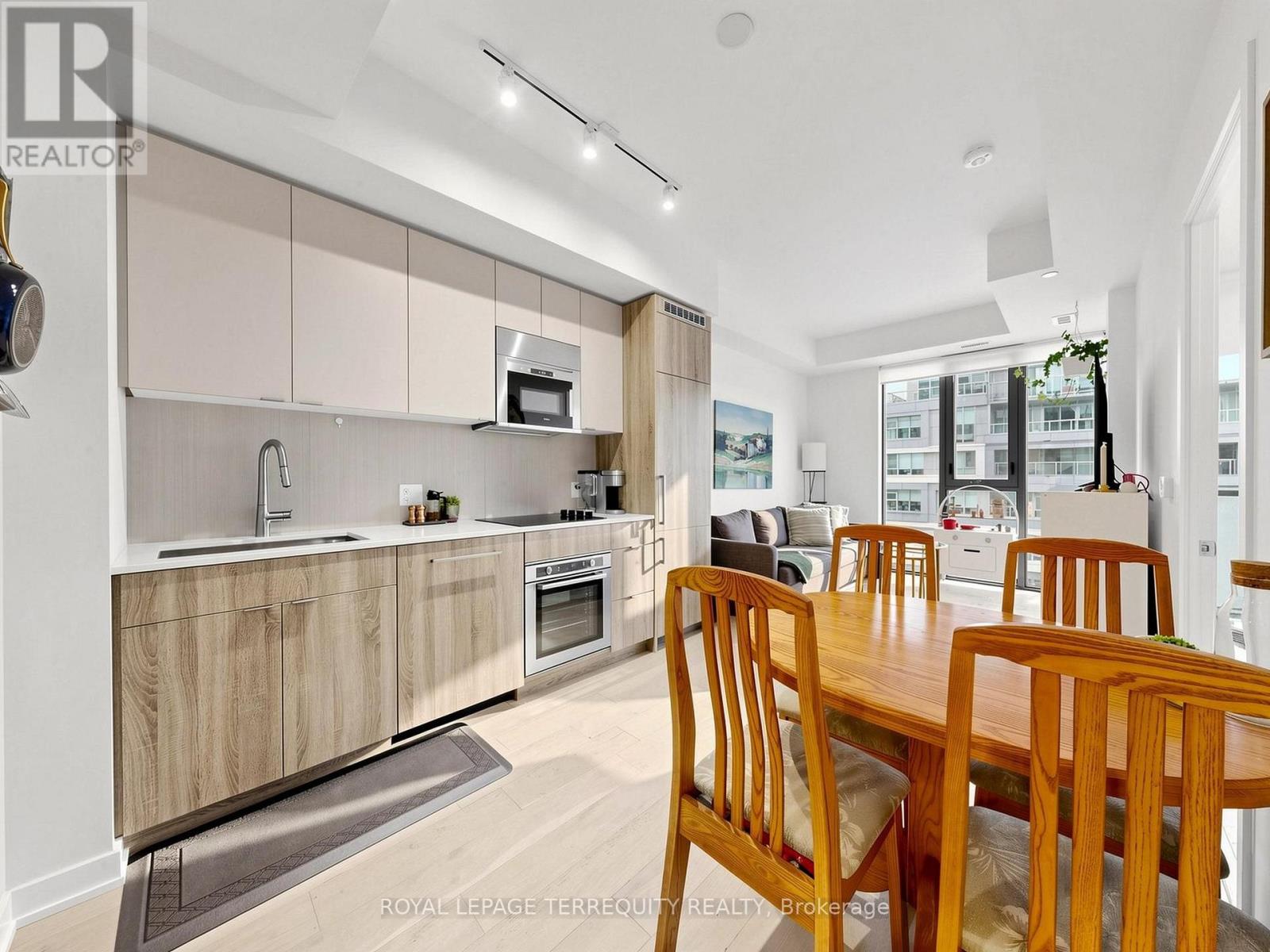 #612 840 ST CLAIR AVENUE W - 5