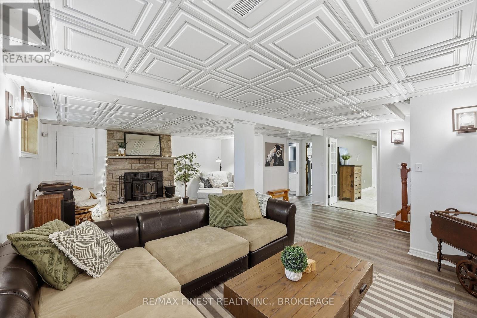 1465 MIDDLE ROAD - 23