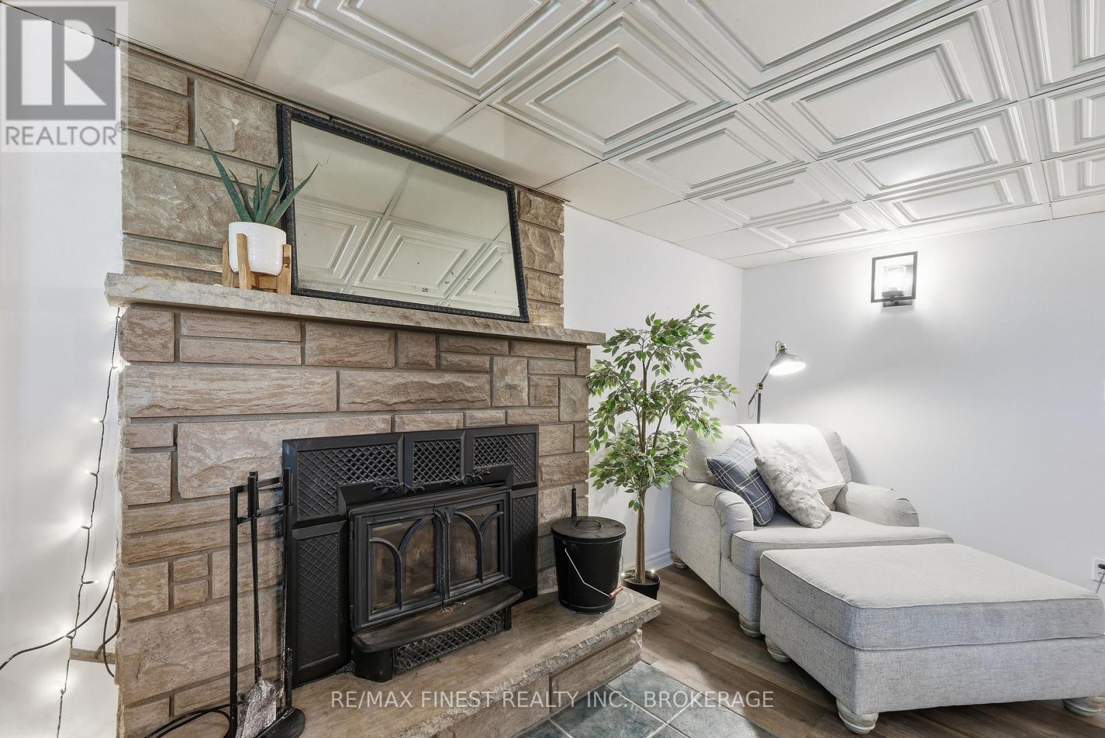 1465 MIDDLE ROAD - 25