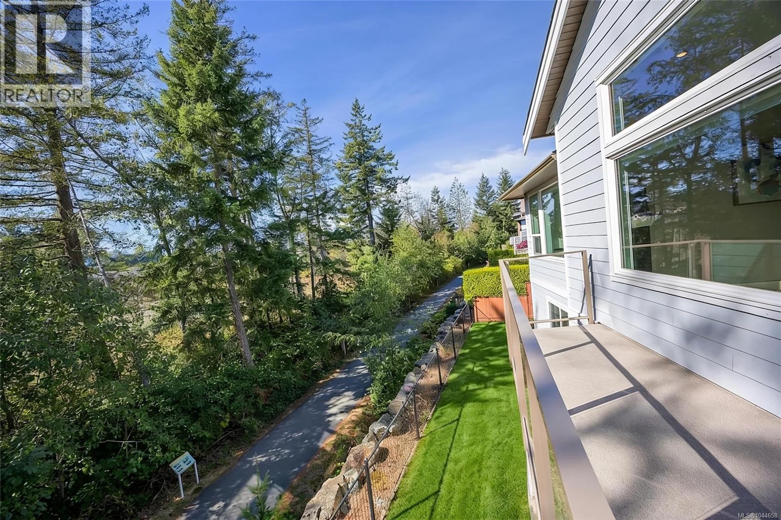 207 LINSTEAD Pl - 36
