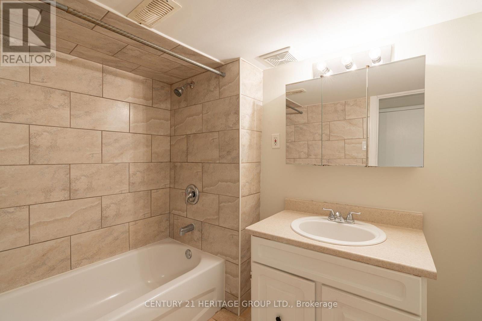 137 JOHN STREET E - 22