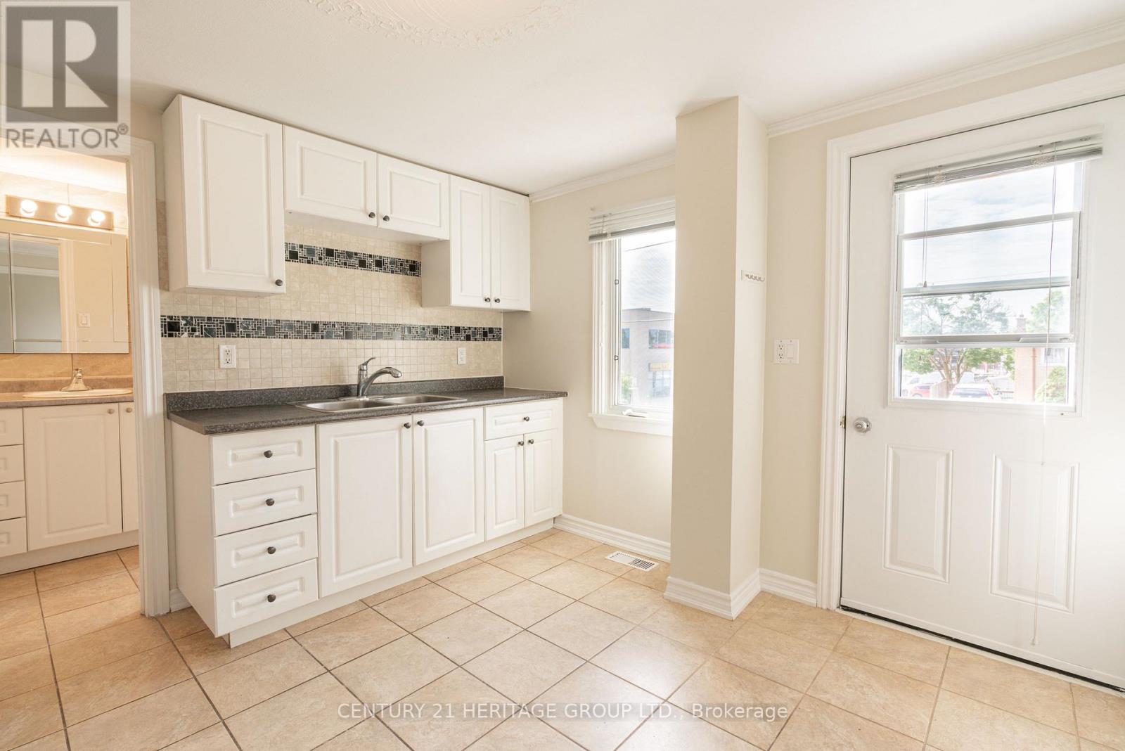 137 JOHN STREET E - 3